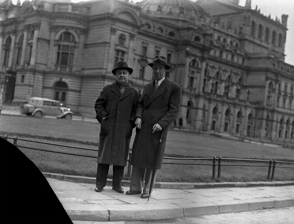 Иосиф Гофман (слева) с Мечиславом Мунцем перед Театром Юлиуша Словацкого в Кракове, 1938, фото: Национальный цифровой архив